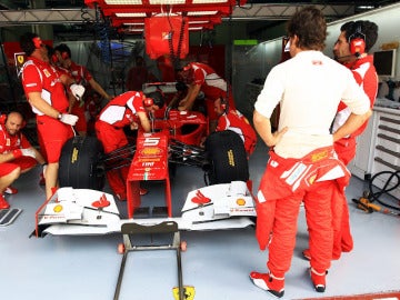 Alonso en el box de Ferrari