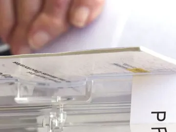 Votación en una urna Votación en una urna