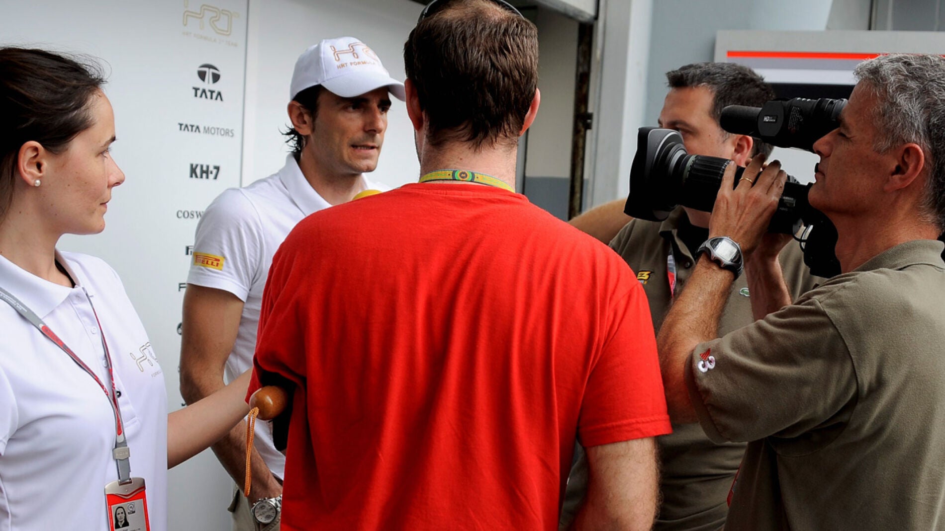 Pedro de la Rosa atiende a los medios en Sepang