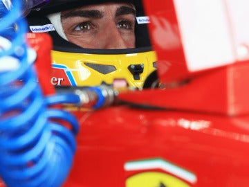 Fernando Alonso, concentrado en el box de Ferrari
