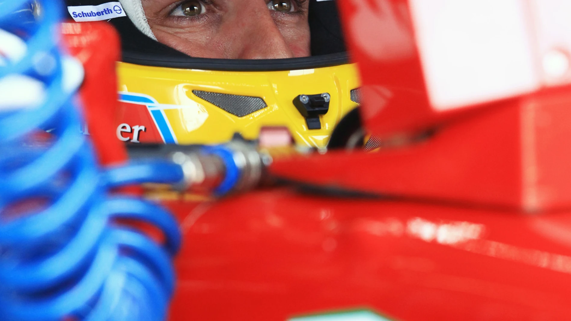 Fernando Alonso, concentrado en el box de Ferrari