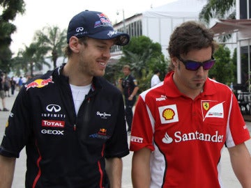 Alonso y Vettel conversan