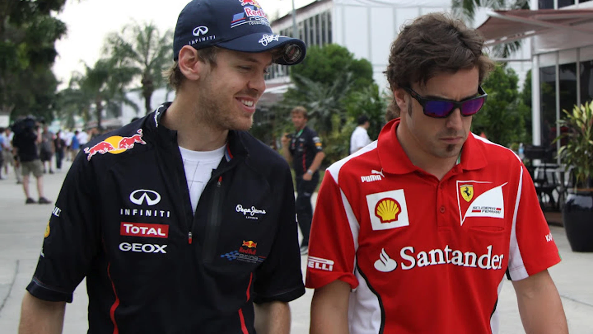 Alonso y Vettel conversan
