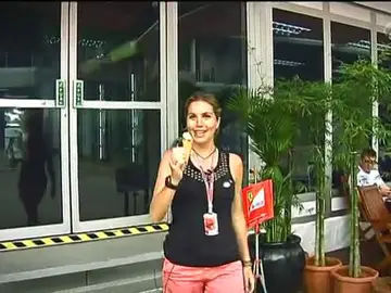 Nira Juanco con un helado de Kimi Nira Juanco con un helado de Kimi