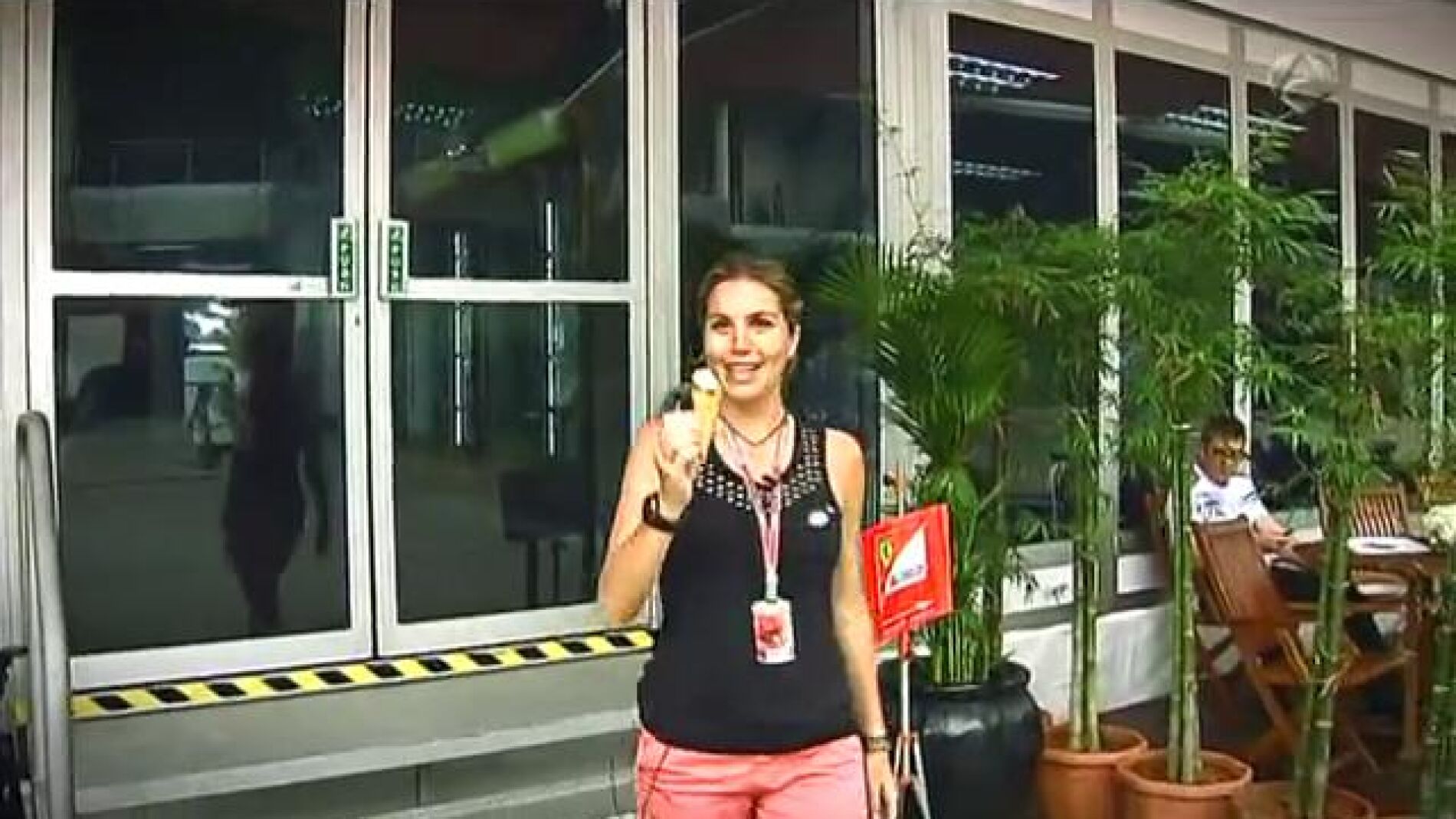 Nira Juanco con un helado de Kimi