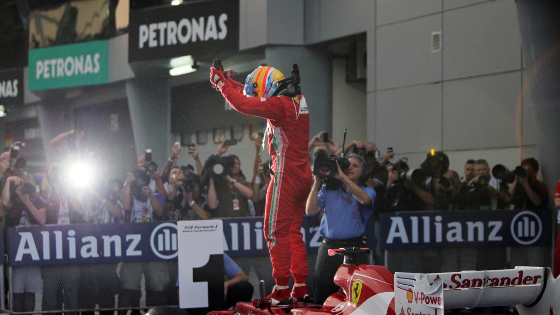 Alonso celebra su victoria en el GP de Malasia 2012