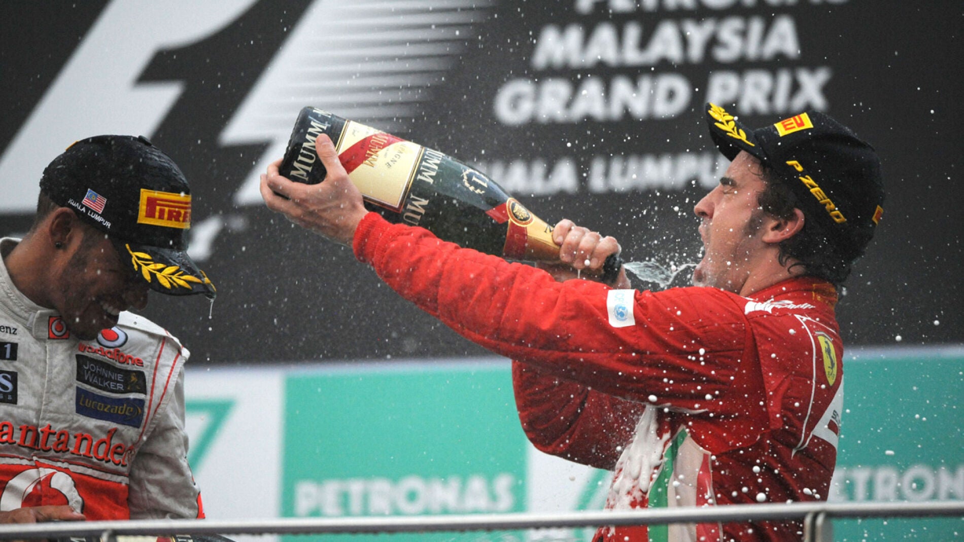 Hamilton y Alonso, en el podio de Sepang