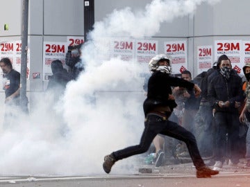  Manifestantes increpan durante los disturbios en Barcelona