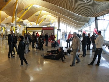 Sindicalistas permanecen en la T4