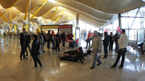 Sindicalistas permanecen en la T4