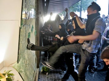 Un grupo de manifestantes rompe un escaparate en Barcelona