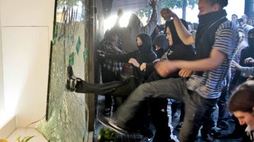 Un grupo de manifestantes rompe un escaparate en Barcelona