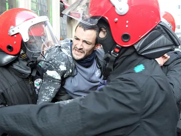 Un piquetero forcejea con agentes de la Ertzaintza en Bilbao Un piquetero forcejea con agentes de la Ertzaintza en Bilbao