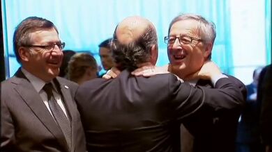 De Guindos responde a Juncker con otro amistoso estrangulamiento