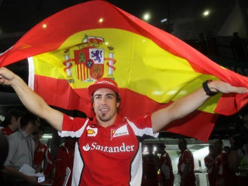 Alonso celebra su victoria en el GP de Malasia.