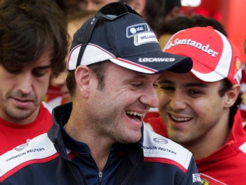 Barrichello comparte un momento en el paddock con su compatriota, Felipe Massa.