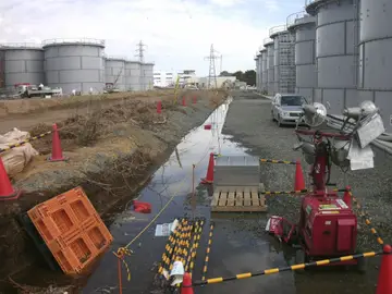Medidores de radiación en agua de una fuga en la central nuclear de Fukushima Medidores de radiación en agua de una fuga en la central nuclear de Fukushima