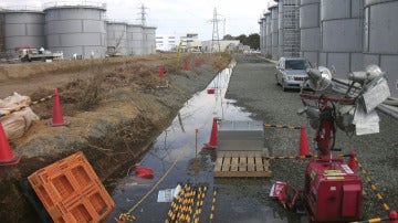 Medidores de radiación en agua de una fuga en la central nuclear de Fukushima