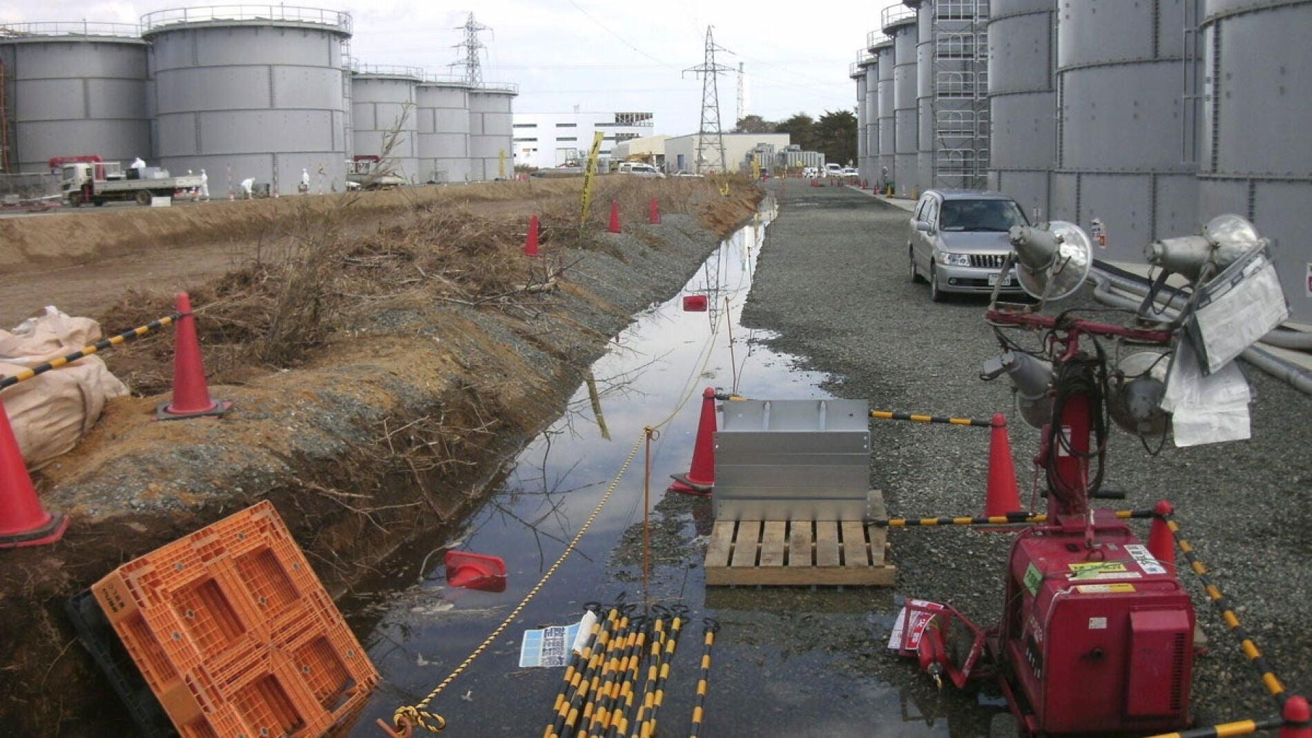 Medidores de radiaci&oacute;n en agua de una fuga en la central nuclear de Fukushima
