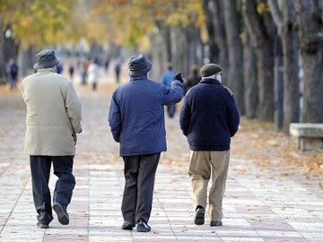 Tres hombres mayores paseando