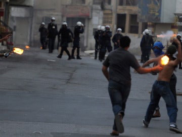Manifestantes arrojan cócteles molotov a la policía de bahréin