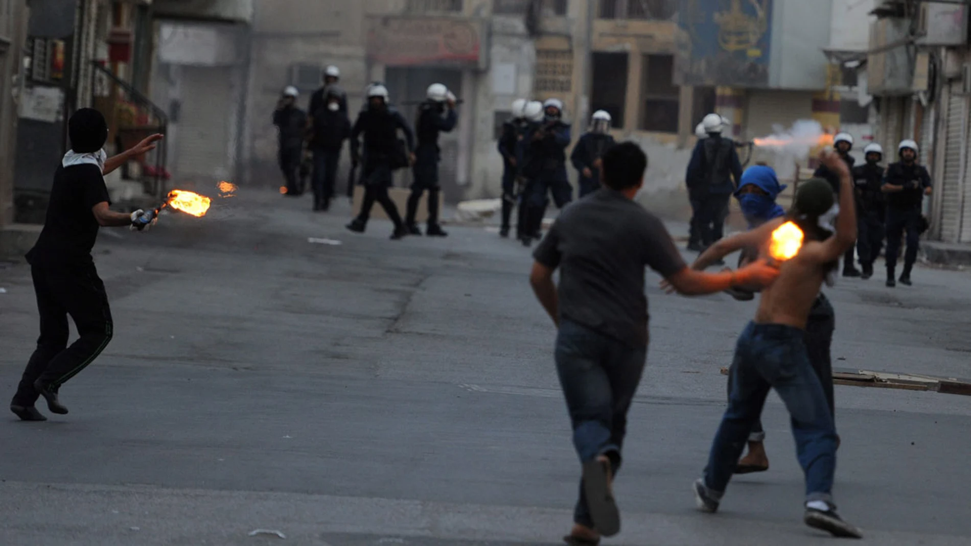 Manifestantes arrojan cócteles molotov a la policía de bahréin