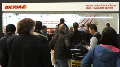 Pasajeros ante los mostradores de Iberia Pasajeros ante los mostradores de Iberia