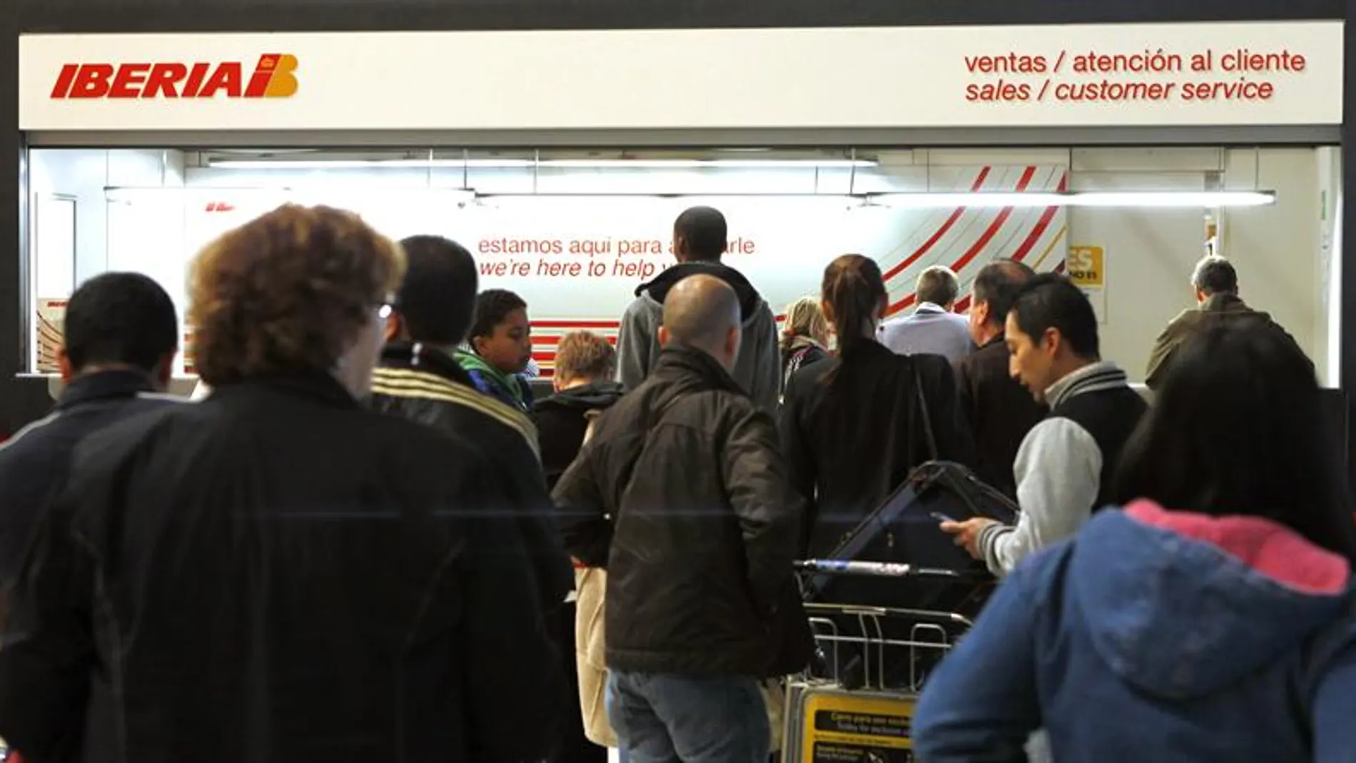 Pasajeros ante los mostradores de Iberia Pasajeros ante los mostradores de Iberia
