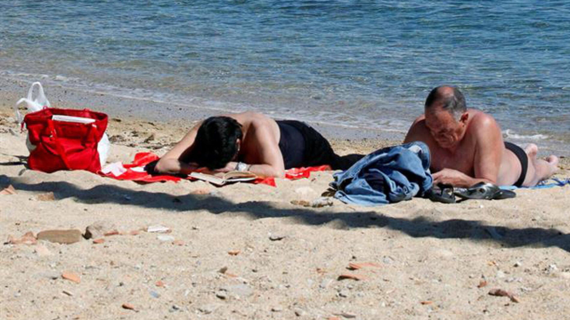 Ba&ntilde;istas en la playa