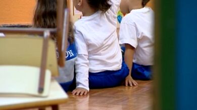 Un empresario anónimo paga el colegio a 10 niños sin recursos