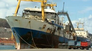 Denuncian que un buque mauritano arroja pescado podrido al mar