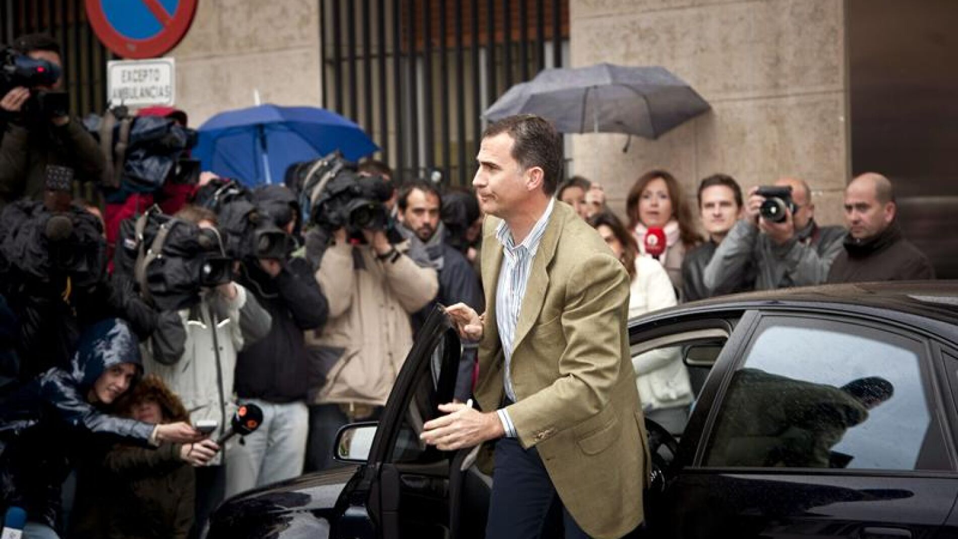 El pr&iacute;ncipe a su llegada al Hospital San Jos&eacute;