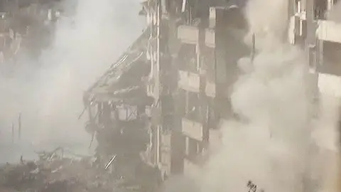 Continúan los bombardeos en Homs a pesar del alto al fuego. Continúan los bombardeos en Homs a pesar del alto al fuego.