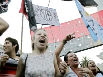 Manifestantes muestran su apoyo a las medidas relacionadas con la petrolera YPF Manifestantes muestran su apoyo a las medidas relacionadas con la petrolera YPF