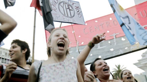 Manifestantes muestran su apoyo a las medidas relacionadas con la petrolera YPF