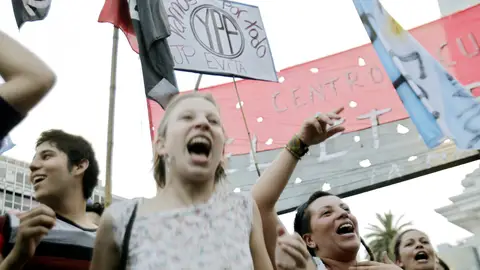 Manifestantes muestran su apoyo a las medidas relacionadas con la petrolera YPF Manifestantes muestran su apoyo a las medidas relacionadas con la petrolera YPF