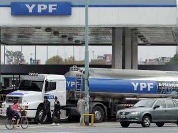 Camión cisterna de la petrolera YPF, en Buenos Aires