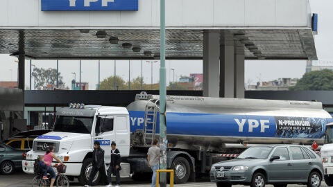 Cami&oacute;n cisterna de la petrolera YPF, en Buenos Aires