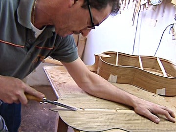 Un taller artesano de fabricación de guitarras