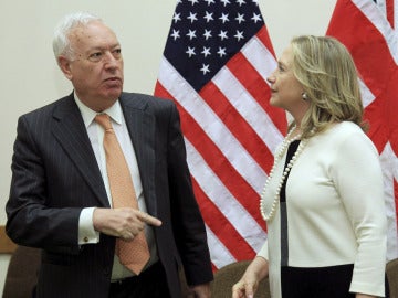 Margallo junto a Hillary Clinton, en Bruselas