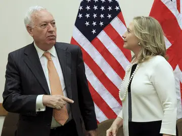 Margallo junto a Hillary Clinton, en Bruselas Margallo junto a Hillary Clinton, en Bruselas
