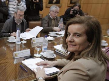 Fátima Báñez, junto a Fernández Toxo y Cándido Méndez