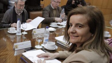 Los sindicatos se reúnen con Báñez para plantear un diálogo sobre la reforma laboral