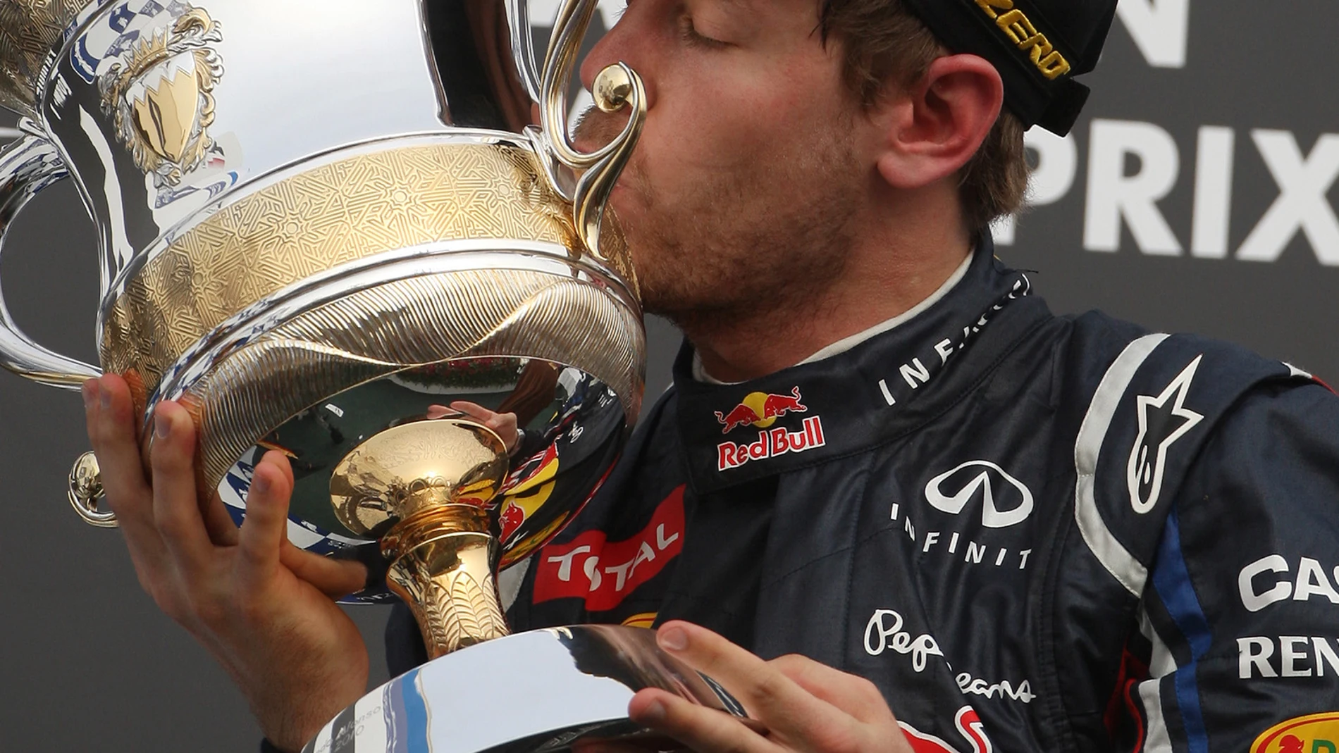 Vettel besa el trofeo de campeón