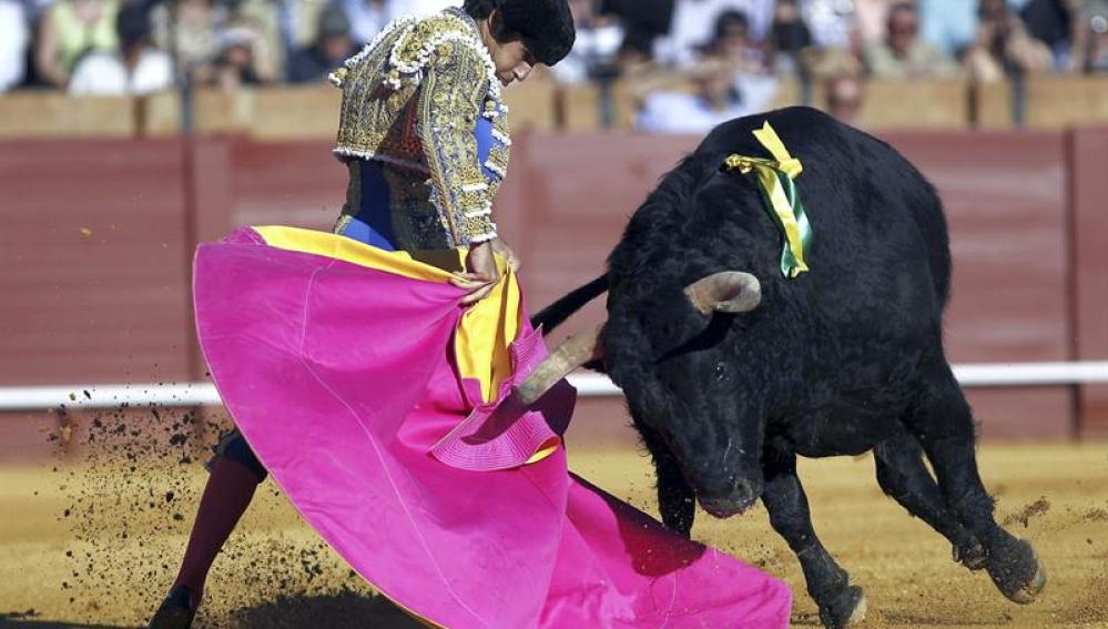 Cayetano Rivera Ordóñez, durante la lidia de su primer toro en la corrida de Feria de Abril 
