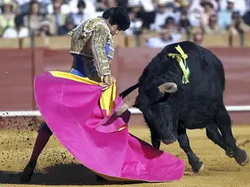 Cayetano Rivera Ordóñez, durante la lidia de su primer toro en la corrida de Feria de Abril Cayetano Rivera Ordóñez, durante la lidia de su primer toro en la corrida de Feria de Abril