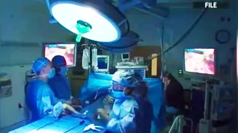 Operación de riñón. Operación de riñón.