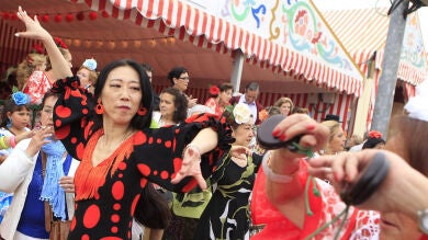 Miles de turistas disfrutan de la colorida Feria de Abril sevillana