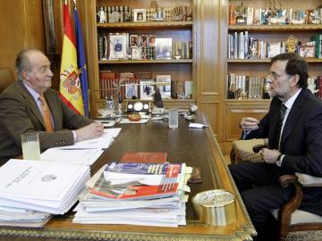 El rey Juan Carlos conversa con el presidente del Gobierno, Mariano Rajoy