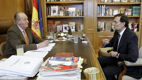 El rey Juan Carlos conversa con el presidente del Gobierno, Mariano Rajoy El rey Juan Carlos conversa con el presidente del Gobierno, Mariano Rajoy